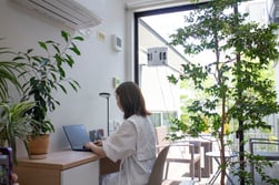 年末大掃除、面倒な窓掃除はタイパ家電「HOBOT」におまかせ！ LIXIL