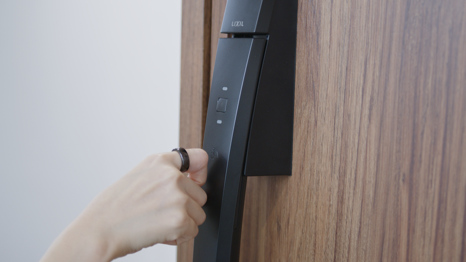 指輪が玄関ドアのカギとなり、手ぶらの暮らしをさらに便利に。 LIXIL「FamiLock」と決済スマートリング「EVERING」が連携開始 サムネイル画像
